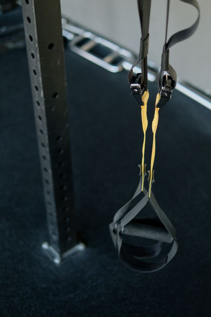Strona główna Close-up of a suspension trainer at a gym, perfect for fitness enthusiasts seeking versatile workouts.